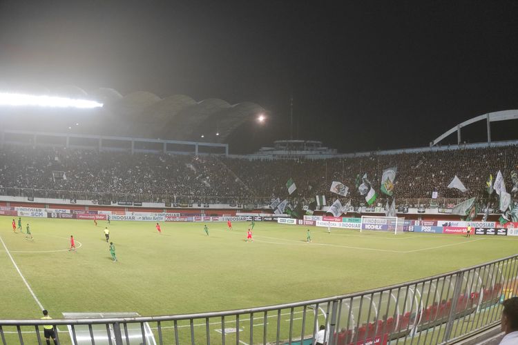 Suasana pertandingan PSS Sleman vs Borneo FC pada semifinal leg pertama Piala Presiden 2022 yang digelar di Stadion Maguwoharjo, Sleman, pada Kamis (7/7/2022) malam WIB.