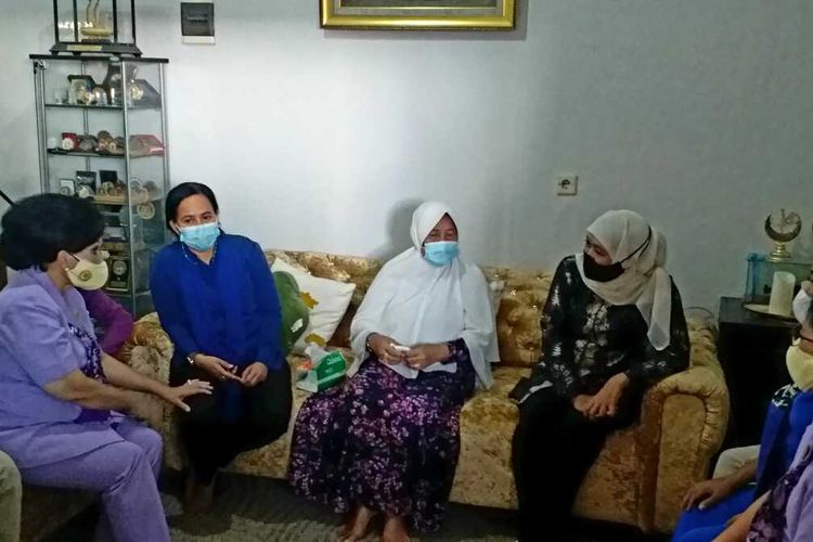 Gubernur Jawa Timur Khofifah Indar Parawansa bersama Ketua Umum Dharma Pertiwi Nanny Hadi Tjahjanto berkunjung ke rumah almarhum Komandan Satuan Kapal Selam (Dansatsel) Koarmada II Kolonel Laut (P) Harry Setyawan di Perum TNI AL, Desa Tebel, Gedangan, Sidoarjo, Jawa Timur, Senin (26/4/2021).