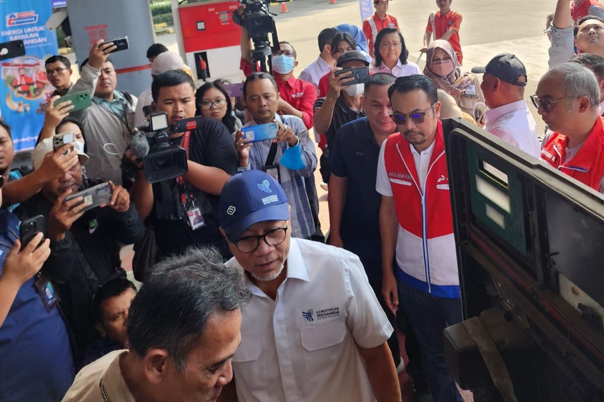 Menteri Perdagangan (Mendag) Republik Indonesia (RI) Zulkifli Hasan (Zulhas) bersama Direktur Pemasaran Regional PT Pertamina Patra Niaga (PPN) Mars Ega Legowo mengecek langsung SPBU 34.41345 Jalan Tol Jakarta-Cikampek Rest Area KM 42