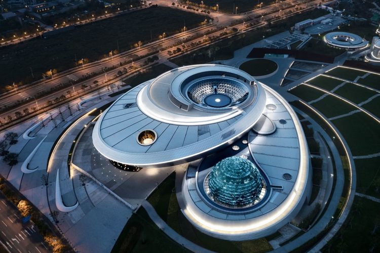 Museum astronomi terbesar di dunia rencananya akan dibuka secara resmi pada Sabtu (17/7/2021) di Shanghai. Museum ini didesain oleh firma arsitek Amerika Serikat, Ennead Architects. 