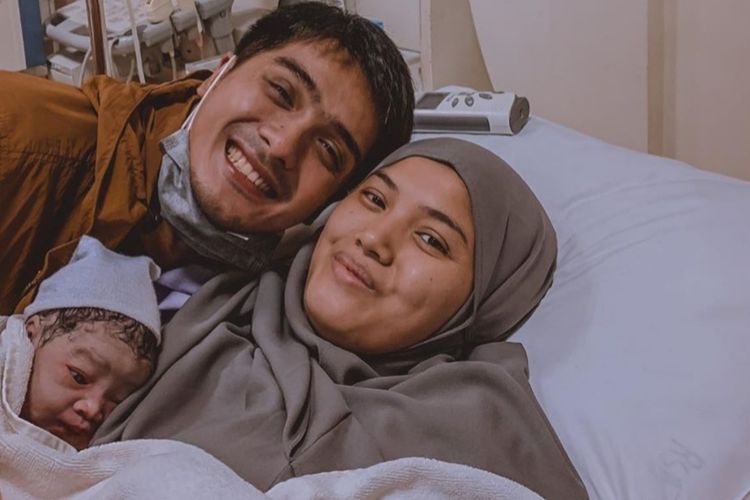 Ricky Harun dan Herfiza bersama buah hati mereka yang keempat.