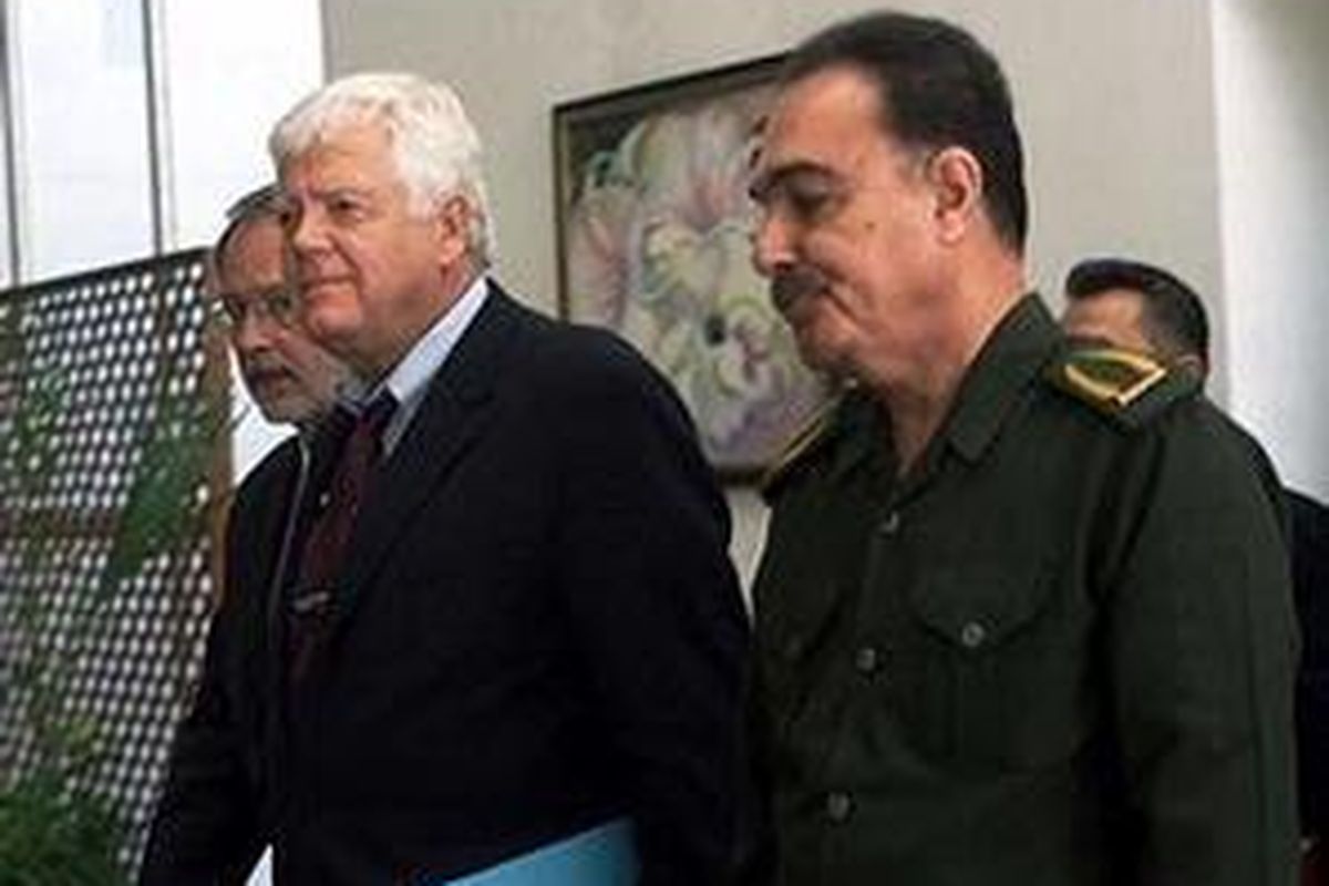 Anggota Kongres AS, Jim McDermott (tengah) bertemu dengan Menteri Kesehatan Irak Umeed Madhat Mubarak dalam kunjungan di Baghdad, 27 September 2002.