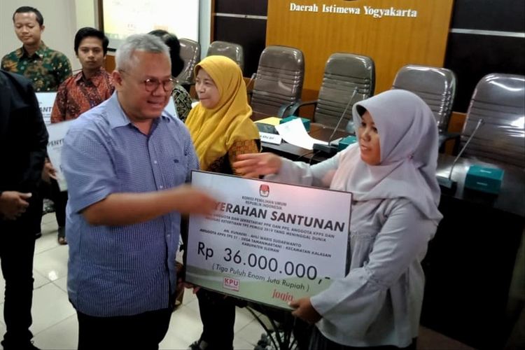 Ketua KPU RI Arief Budiman saat secara simbolis memberikan santunan kepada salah satu ahli waris penyelenggara pemilu 2019 di DIY yang meninggal dunia. Santunan ini diberikan di Kantor KPU DIY, Sabtu (20/07/2019)