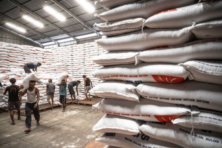 Pekerja mengangkut beras di Gudang Bulog Kelapa Gading, Jakarta, Senin (5/2/2024). Badan Pusat Statistik (BPS) mencatatkan inflasi Januari 2024 sebesar 0,04 persen dengan komoditas penyumbang inflasi diantaranya meliputi beras, bawang merah dan tomat. 
