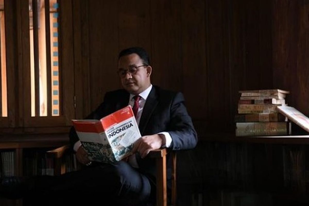 Gubernur DKI Jakarta Anies Baswedan mengunggah foto mrmbaca buku kemerdekaan setelah mendengar pidato kenegaraan dari Presiden Joko Widodo, Senin (16/5/2021)