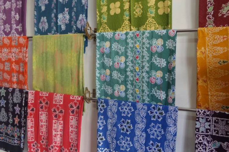 Batik gonggong khas Tanjungpinang. Batik ini sangat eksklusif karena hanya dijual di satu toko di Tanjungpinang.t