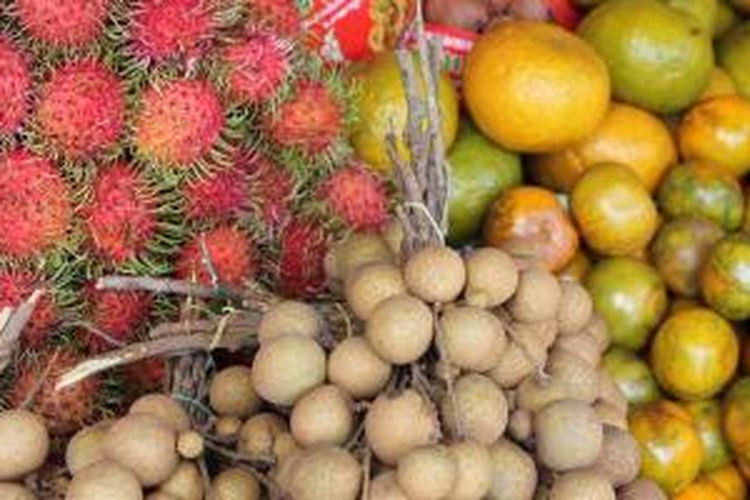 Perbanyak konsumsi buah segar saat perjalanan.