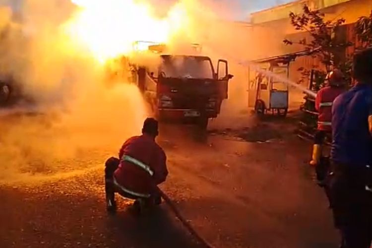 Truk Pengangkut Gas Elpiji 3 Kg di Sukabumi Terbakar, Kerugian Capai Rp 350 Juta