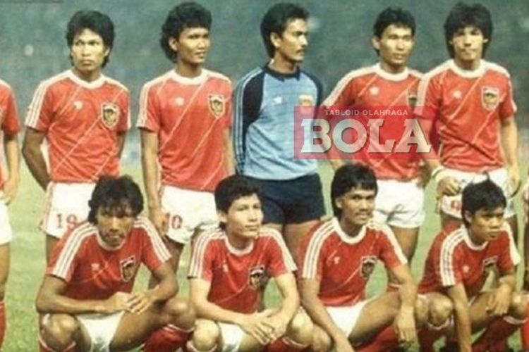 Ricky Yacobi (right) with members of the gold-medal winning Indonesian national team at the 1987 Sea Games