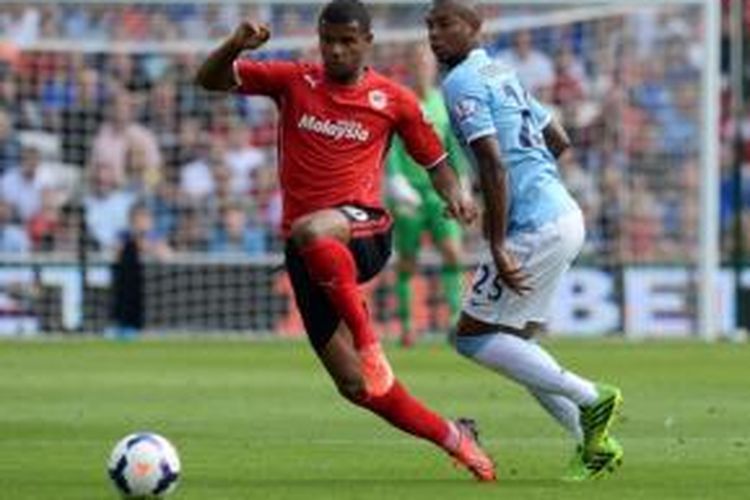 Striker Cardiff City, Frazier Campbell (kiri), mencetak dua gol dalam kemenangan timnya atas Manchester City di Stadion Cardiff City, Minggu (25/8/2013). Hasil akhir, Cardiff menang 3-2 atas Manchester City.