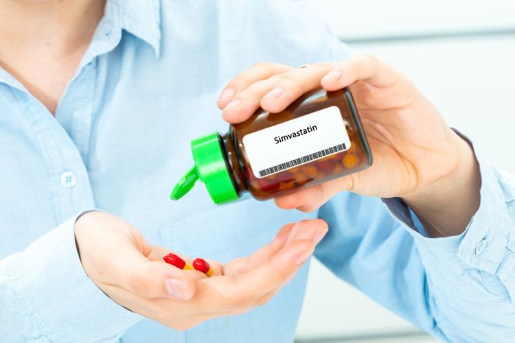 Ilustrasi obat simvastatin, kegunaan obat simvastatin, efek samping minum obat simvastatin, obat penurun kolesterol. 