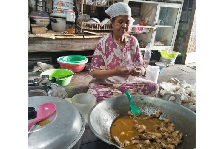 Untuk efisiensi biaya, Jumainah melakukan sendiri kegiatan memasak