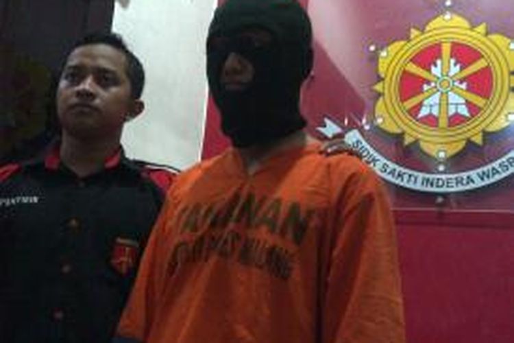 Andi penagih pajak gadungan ditangkap polisi. Ia menjadi penagih pajak gadungan beralasan hanya untuk membantu warga miskin dari pada uang hasil pajak di korupsi oknum pegawai perpajakan. Rabu (7/1/2015).