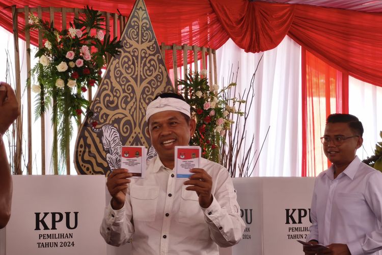 Calon Gubernur Jawa Barat Dedi Mulyadi usai mencoblos di Purwakarta, Rabu (27/11/2024). 