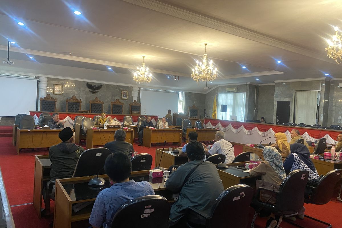 Suasana hearing komisi I DPRD Kota Sukabumi, bersama Asda III, Inspektorat, serta CV dan PT yang mengkalim menjadi vendor makan minum dan travel di lingkungan pemerintah kota Sukabuki pada masanya. Senin (1/7/2024)