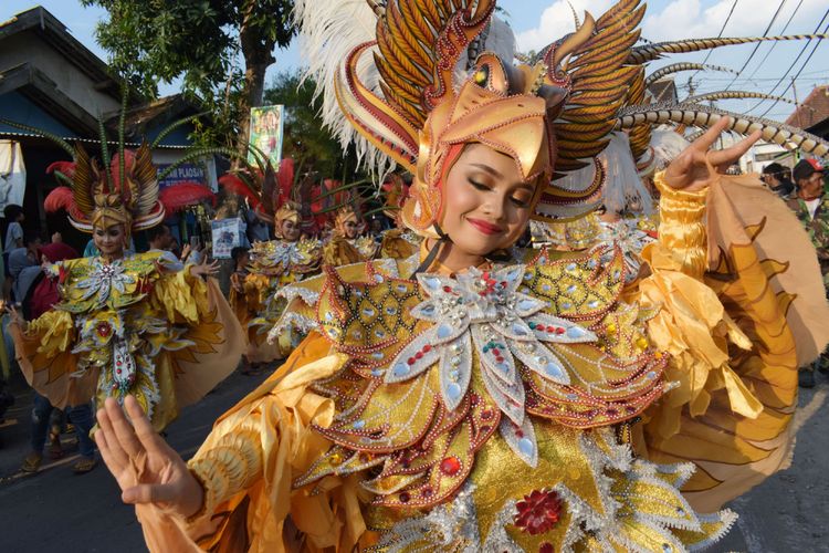 Peserta mengenakan busana karnaval mengikuti kirab budaya di Sewulan, Dagangan, Kabupaten Madiun, Jawa Timur, Sabtu (1/7/2017). Kirab budaya yang digelar oleh seorang  tokoh masyarakat tersebut diikuti ratusan peserta dari sejumlah sanggar seni dan komunitas fashion carnival beberapa daerah di Jatim. 