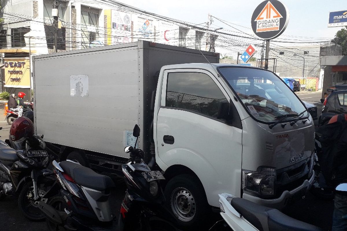 Mobil boks berstiker KPU yang viral di media sosial tengah terparkir di depan pabrik percetakan Digital Print, Condet, Jakarta Timur, Senin (22/4/2019).