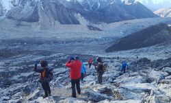 Gunung Everest Berbau Tidak Sedap akibat Kotoran Manusia