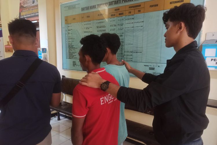 Dua orang maling di SMPN 2 Banyuputih, Kabupaten Situbondo, Provinsi Jawa Timur ditangkap polisi dan ditahan.