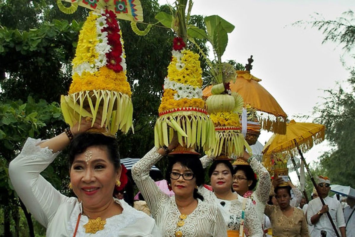 Umat Hindu berjalan sambil membawa sesaji menuju tempat berlangsungnya ritual Melasti untuk menyambut Hari Raya Nyepi, di kawasan Pantai Marina Semarang, Jawa Tengah, Minggu (11/3/2018). Melasti merupakan salah satu rangkaian dalam perayaan Nyepi yang bertujuan untuk membersihkan diri dari segala bentuk perbuatan buruk  masa lalu.
