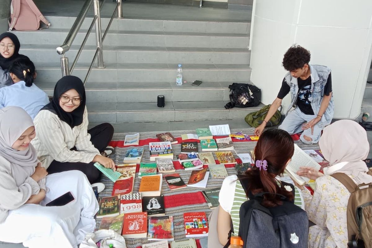 Sejumlah mahasiswa hadir di lapak komunitas Rabosore di Unesa Surabaya, Rabu (3/12/2025)