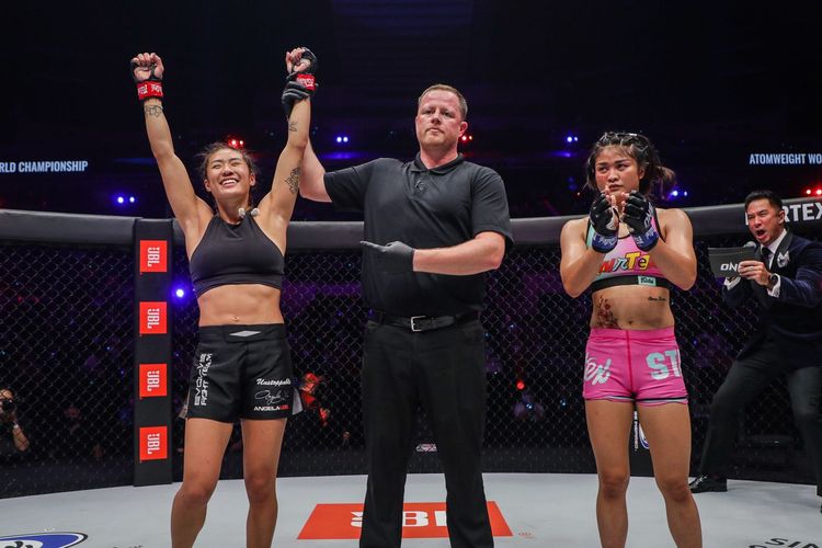 Juara dunia ONE women's atomweight, Angela Lee, merayakan kemenangan atas Stamp Fairtex dalam ajang ONE X di Singapore Indoor Stadium pada Minggu (27/3/2022).