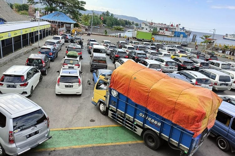 Kepadatan di area Pelabuhan ASDP Ketapang Banyuwangi, Kamis (6/7/2023)