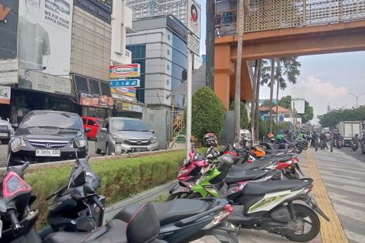 Trotoar Jalan Margonda Raya yang digunakan sebagai parkir motor, Jumat (9/6/2023)