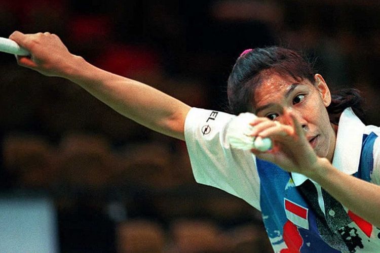 Tunggal putri Indonesia Susy Susanti melakukan servis saat melawan Misako Mizui dari Jepang pada pertandingan bulu tangkis Piala Uber. Susy Susanti menang 11-3, 11-5. Susy Susanti adalah peraih medali emas Olimpiade Barcelona 1992.