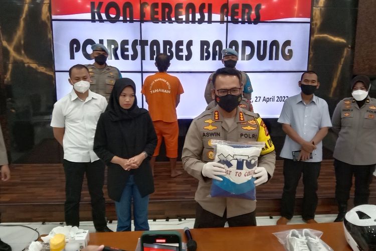 Kapolrestabes Bandung Komisaris Besar Polisi Aswin Sipayung tengah memperlihatkan barang bukti atribut kelompok bermotor yang melakukan pengeroyokan di Jalan Ambon, Kota Bandung, Jawa Barat.