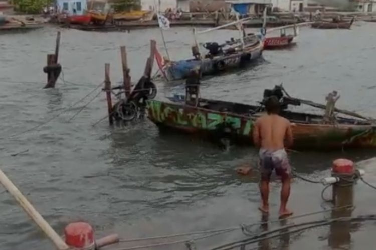 Ratusan nelayan di Semarang tak bisa melaut karena gelombang tinggi. Sabtu (24/12/2022)