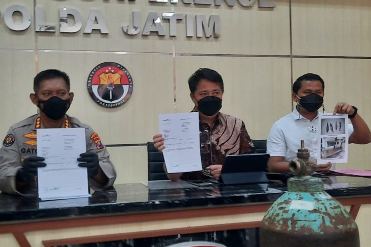 Satuan Tugas Penegakan Hukum Aman Nusa II Polda Jatim menjelaskan fakta soal dugaan peredaran tabung oksigen di Mapolda Jatim Jumat (23/7/2021).