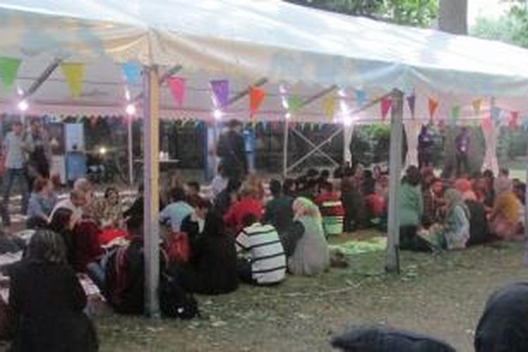 Salah satu kegiatan umat Muslim di London adalah menggelar ajang Ramadhan Tent Project yaitu buka puasa bersama di ruang terbuka publik dan dihadiri banyak orang termasuk warga non-Muslim.