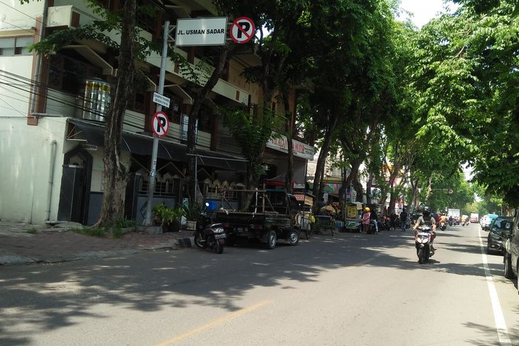 Jalan Raya Usman Sadar, yang terletak menuju akses Pasar Gresik.