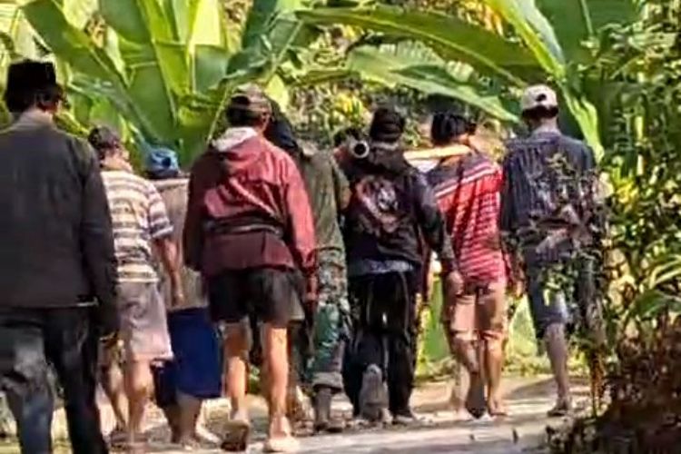 Jalan Rusak Parah, Pasien di Mamasa Terpaksa Ditandu Sejauh 9 Kilometer