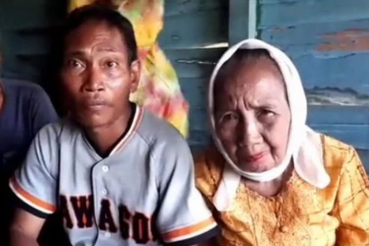 Nenek Wania yang berusia 75 tahun menikah denga seorang bujang di Amuntai, Hulu Sungai Utara, Kalimantan Selatan, bernama Nahwani (39).