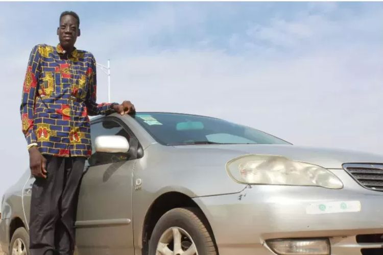 Awuche bermaksud untuk mendapatkan SIM tetapi tubuhnya yang tinggi tidak muat di belakang setir mobil.