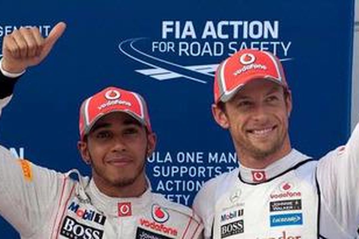 Dua pebalap McLaren, Lewis Hamilton (kiri), dan Jenson Button, usai kualifikasi GP Malaysia, Sabtu (24/3/12).