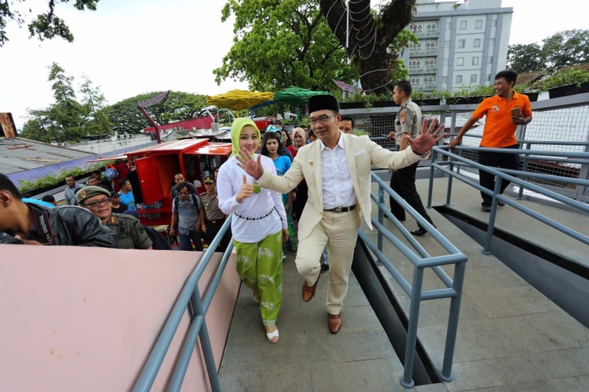 Wali Kota Bandung bersama istrinya Atalia Praratya saat meninjau proyek Teras Cihampelas tahun 2017.