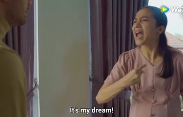 Artis peran Putri Marino (Kinan) dan Reza Rahardian (Aris) saat melakukan salah satu adegan serial Layangan Putus. Adegan yang dikenal It's my dream, not hers itu viral di media sosial.