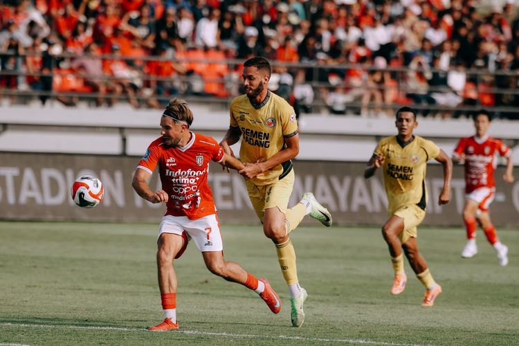 Aksi penyerang Bali United, Thijmen Goppel, pada pertandingan Bali United vs Semen Padang yang bergulir dengan dramatis dan saling berbalas gol di Stadion Kapten I Wayan Dipta, Gianyar, Bali pada Sabtu (24/1/2026).