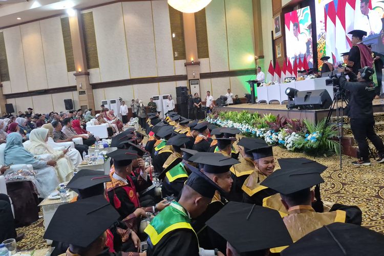 Saat Mentan Amran Minta Ribuan Wisudawan Ngemper di Lantai...