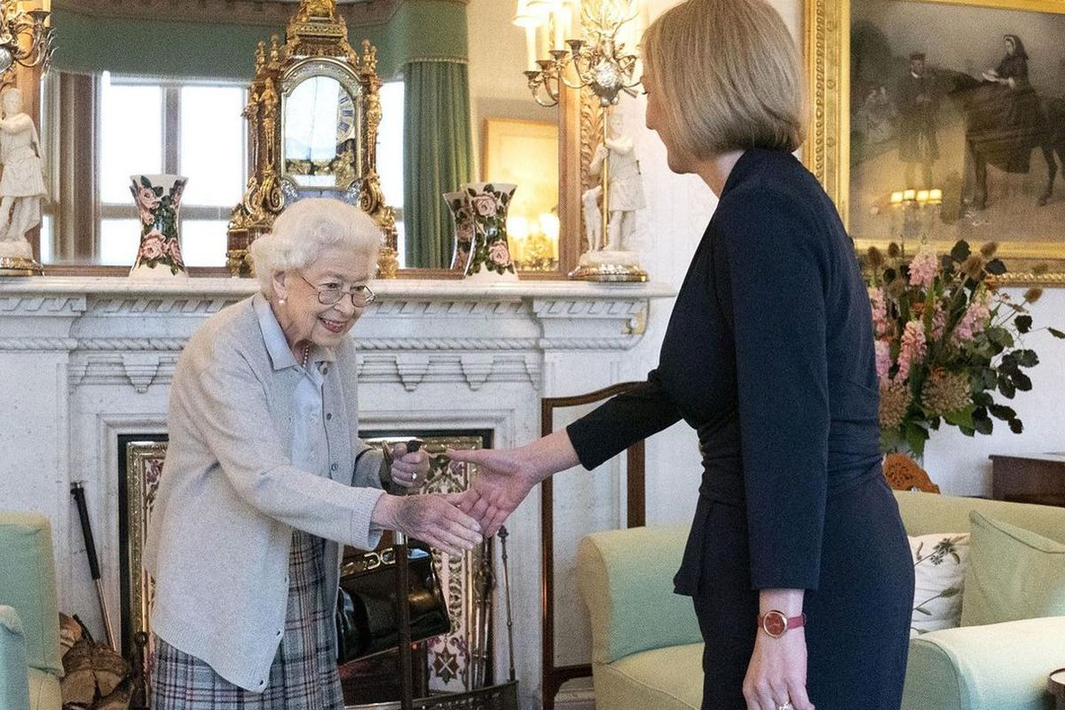 Ratu Elizabeth II menerima kedatangan Perdana Menteri Inggris terpilih, Liz Truss, di Istana Balmoral pada Selasa (6/8/2022).