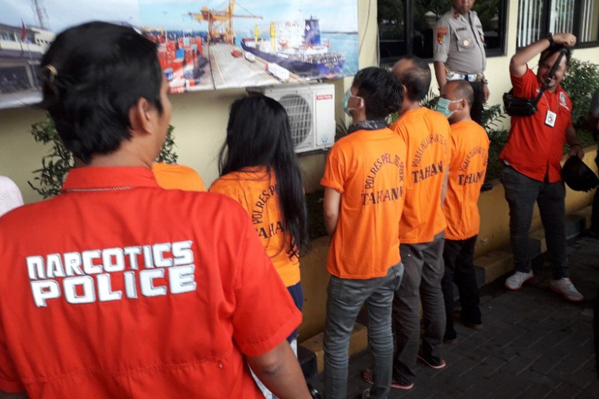 Aris Indonesian Idol dan empat tersangka penyalahgunaan narkoba lainnya saat dihadirkan dalam konferensi pers di Mapolres Pelabuhan Tanjung Priok, Rabu (16/1/2019).