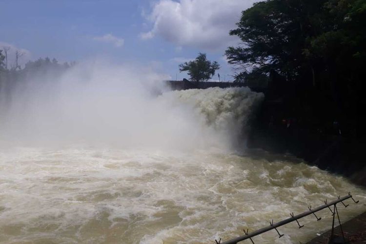 Pintu air Waduk Gajah Mungkur yang berada di Kabupaten Wonogiri dibuka lantaran debit air yang tinggi setelah curah hujan lebat sering melanda bumi gaplek, Kamis (11/2/2021)