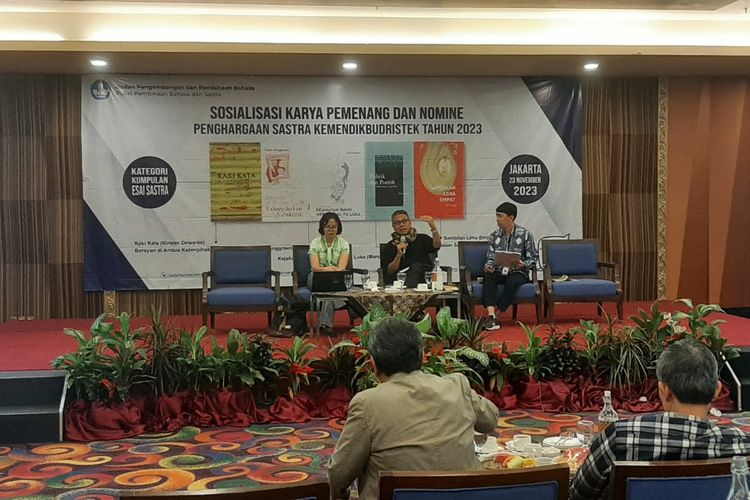 Dewi Anggraeni (kiri) dan Nirwan Dewanto (tengah) dalam acara Sosialisasi Karya Pemenang dan Nomine Kategori Esai Sastra Penghargaan Sastra Kemendikbud Ristek Tahun 2023, Kamis (23/11/2023) di Jakarta.