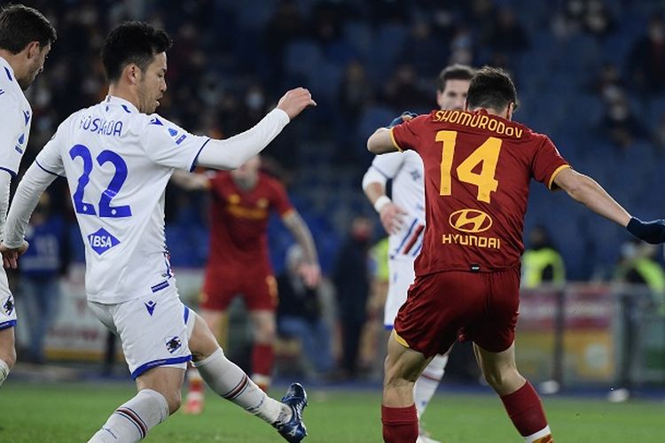 Penyerang AS Roma Eldor Shomurodov saat mencetak gol pada laga lanjutan Liga Italia musim 2021-2022 di Stadion Olimpico, Kamis (23/12/2021) dini hari WIB.