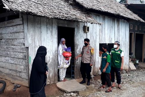 Polisi Ini Pakai 2 Bulan Gaji Beli Sapi dan 100 Ekor Ayam untuk Warga Tak Mampu