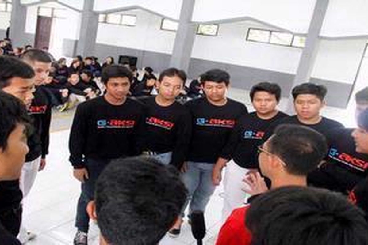 Para ketua kelompok siswa-siswi yang mengikuti Pelatihan Outward Bound "Gerakan Apresiasi Karakter Siswa (G-AKSI) mendengar instruksi dari instruktur pelatihan yang digelar di Sekolah Polisi Negara Polda Metro Jaya di Lido, Kabupaten Bogor, Jawa Barat, Selasa (20/11/2012). Pelatihan yang berlangsung 19-24 November dengan melibatkan 228 siswa untuk angkatan pertama itu bertujuan membentuk karakter siswa, sekaligus upaya untuk mengurangi tawuran pelajar, maupun ancaman narkotika di kalangan pelajar.   