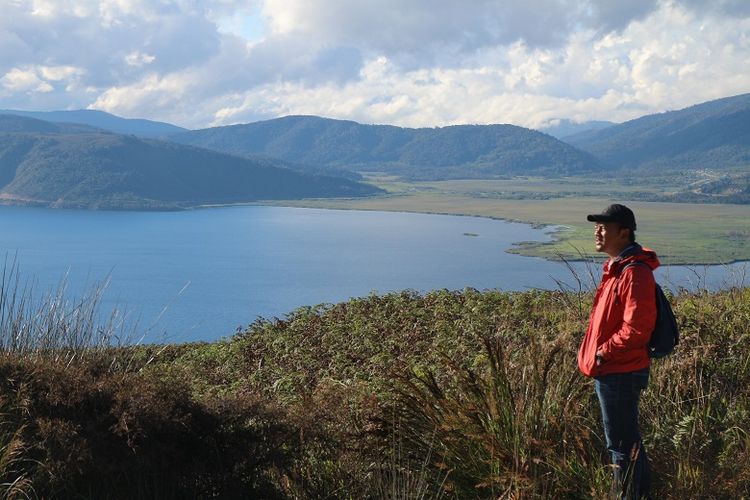 Turis menikmati pemandangan Danau Anggi Giji dari Bukit Kobrey, Distrik Sururey, Kabupaten Pegunungan Arfak, Papua Barat, Kamis (17/8/2018). Danau Anggi Giji merupakan obyek wisata yang bisa dikunjungi oleh wisatawan di Pegunungan Arfak.